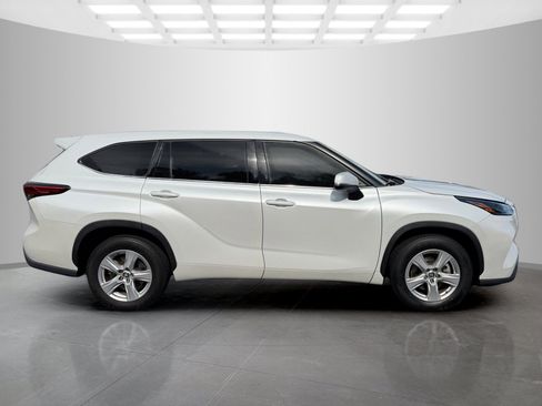 Used 2022 Toyota Highlander L FWD image 6