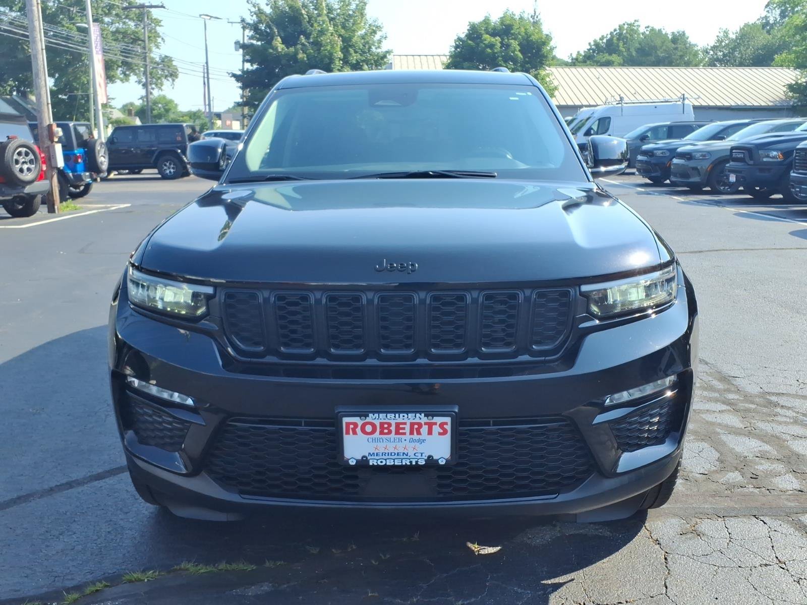 Used 2023 Jeep Grand Cherokee Limited w/ Black Appearance Package AWD/4WD image 2