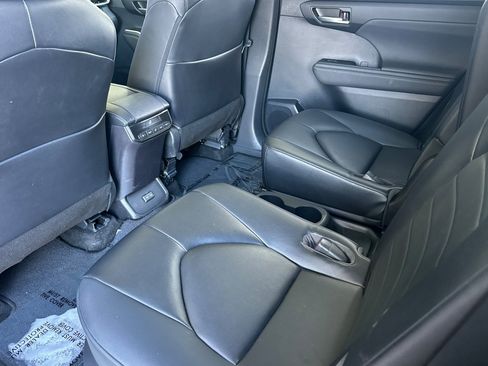 Used 2023 Toyota Highlander XLE FWD image 11