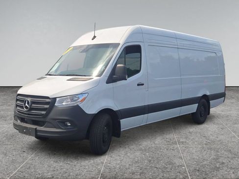 Used 2024 Mercedes-Benz Sprinter 2500 image 4