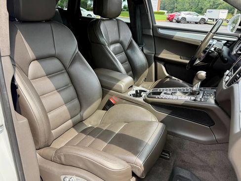 Used 2018 Porsche Macan Turbo AWD/4WD image 14