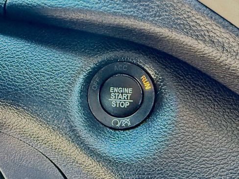 Used 2019 Jeep Cherokee Limited w/ Technology Group FWD image 40