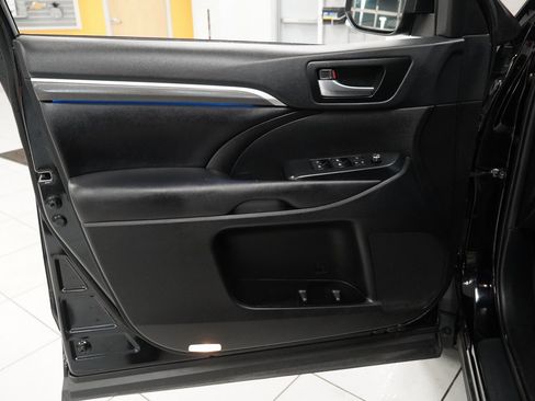 Used 2019 Toyota Highlander SE image 14