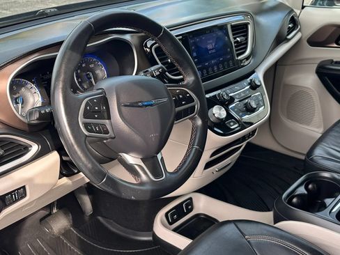 Used 2017 Chrysler Pacifica Touring-L FWD image 10