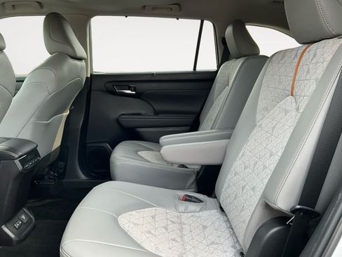 Used 2023 Toyota Highlander Bronze Edition FWD image 23