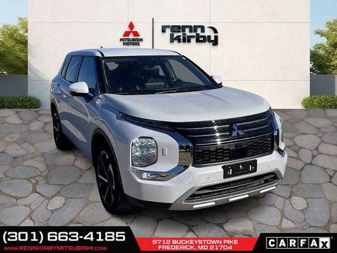 Used 2022 Mitsubishi Outlander SE image 1