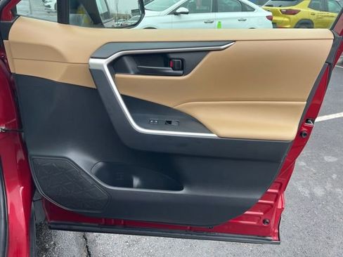 Used 2019 Toyota RAV4 LE w/ Carpet Mat Package image 27