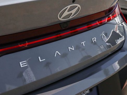 Used 2025 Hyundai Elantra Limited FWD image 12