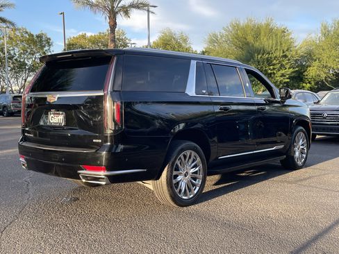 Used 2023 Cadillac Escalade ESV Premium Luxury image 4