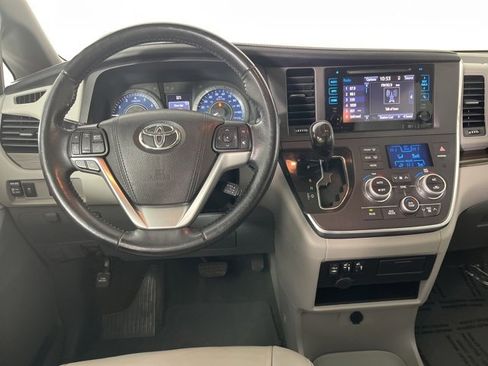 Used 2016 Toyota Sienna XLE image 7