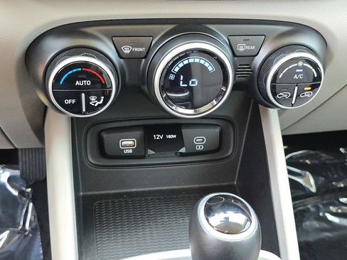 Used 2023 Hyundai Venue SEL FWD image 28