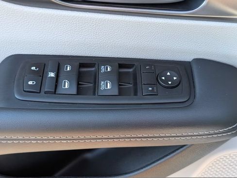 Used 2024 Chrysler Pacifica Touring-L FWD image 19
