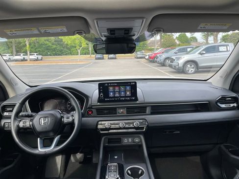 Certified 2025 Honda Pilot Touring image 10
