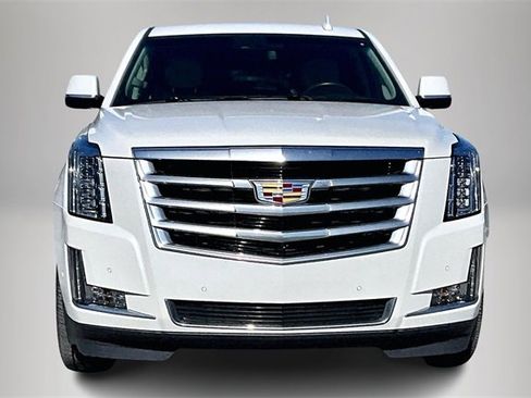 Used 2017 Cadillac Escalade Luxury image 3