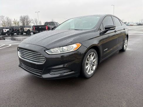 Used 2016 Ford Fusion SE image 2