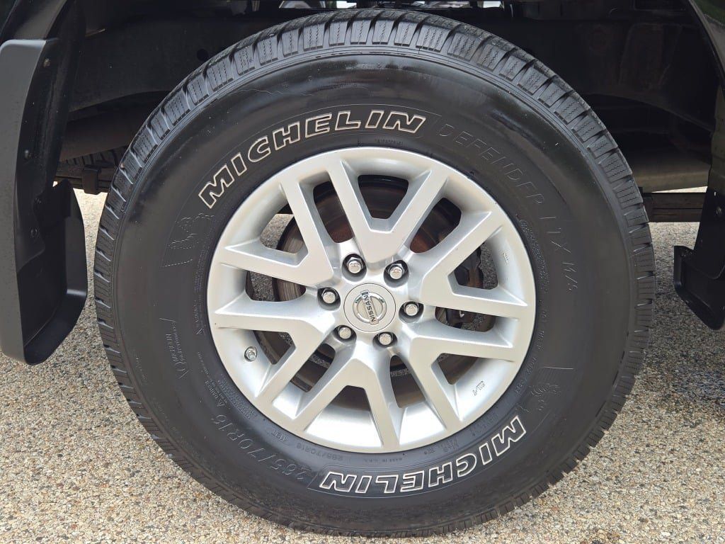 Used 2015 Nissan Frontier SV AWD/4WD image 12