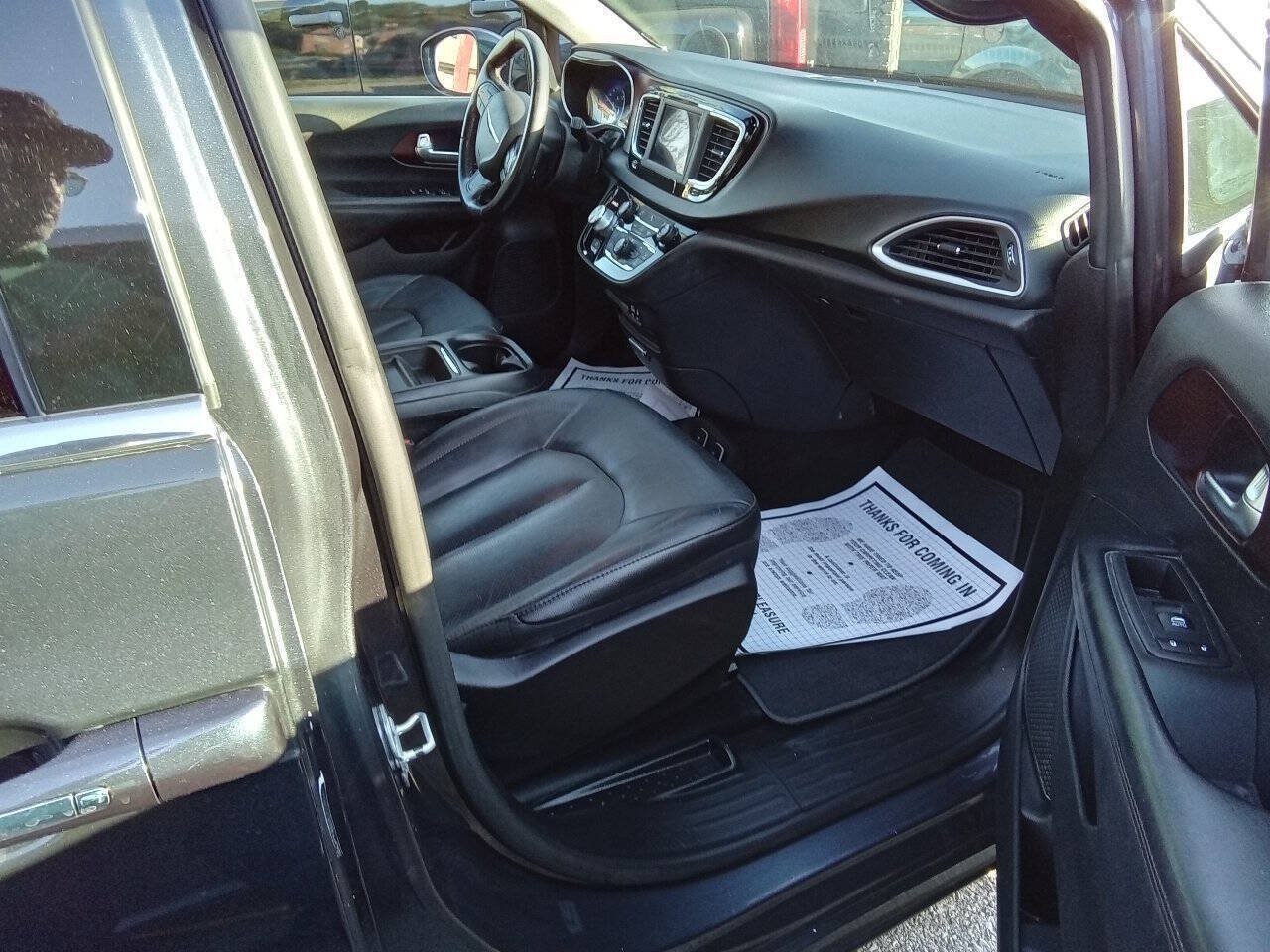 Used 2020 Chrysler Pacifica Touring-L FWD image 3