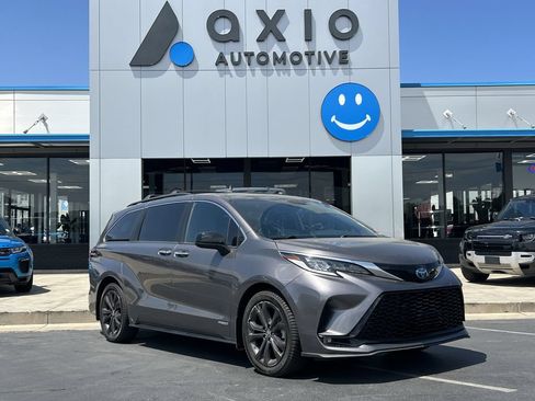 Used 2021 Toyota Sienna XSE FWD image 1