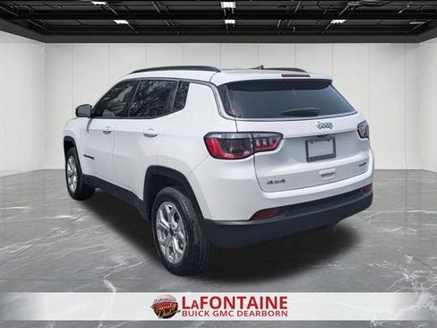 Used 2025 Jeep Compass Latitude AWD/4WD image 3
