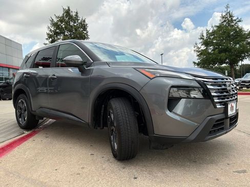 Used 2025 Nissan Rogue SV FWD image 4
