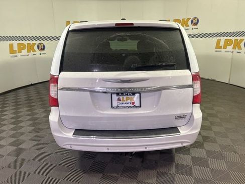 Used 2015 Chrysler Town & Country Limited Platinum image 7