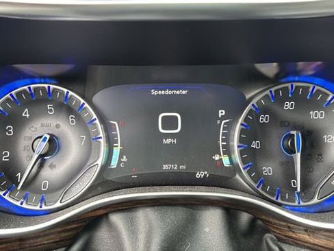Used 2023 Chrysler Pacifica Limited image 11