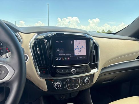 Used 2023 Chevrolet Traverse Premier FWD image 17