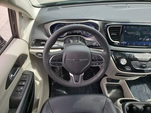 Used 2024 Chrysler Pacifica Touring-L FWD image 15