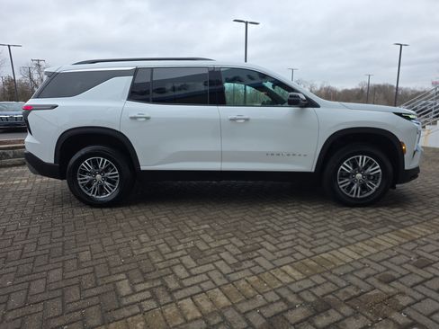 Used 2025 Chevrolet Traverse LT image 6