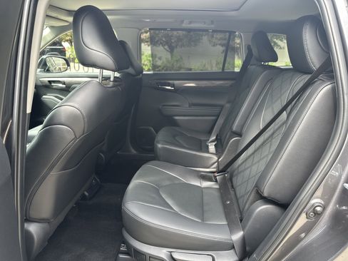 Used 2024 Toyota Highlander Platinum AWD/4WD image 28
