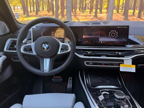 New 2027 BMW X7 xDrive40i w/ M Sport Package AWD/4WD image 3