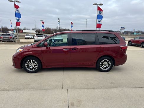 Used 2020 Toyota Sienna XLE image 8