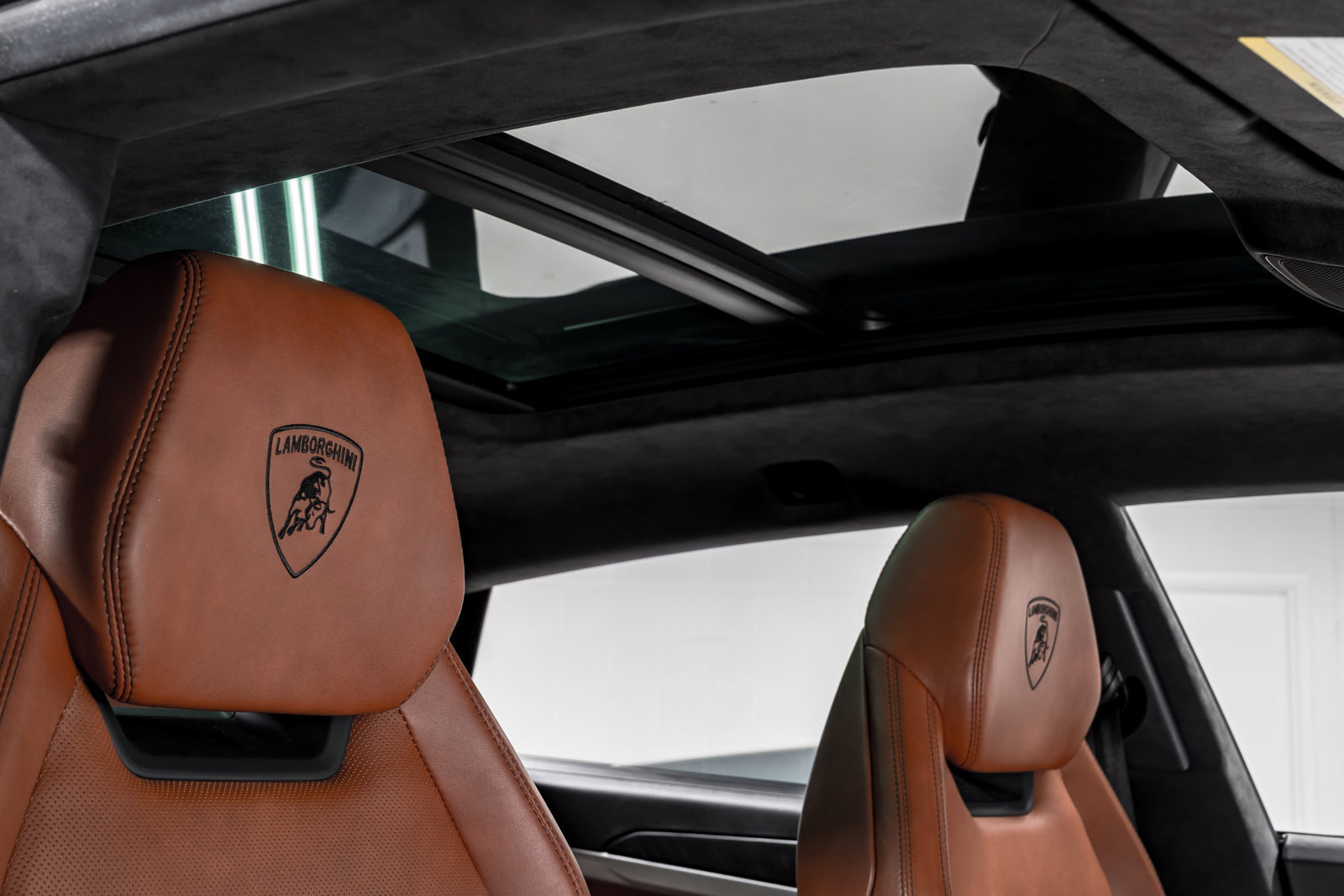 Used 2021 Lamborghini Urus AWD/4WD image 43