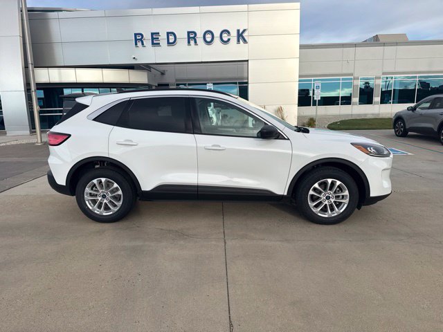 Used 2022 Ford Escape SE w/ Convenience Package AWD/4WD image 2