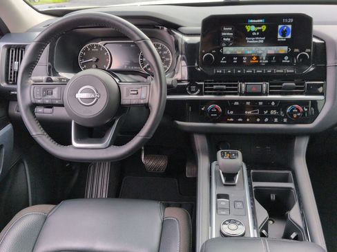 Used 2025 Nissan Pathfinder SL AWD/4WD image 31
