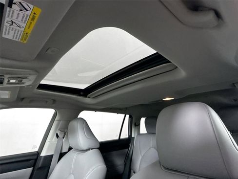 Certified 2023 Toyota Highlander XLE image 6