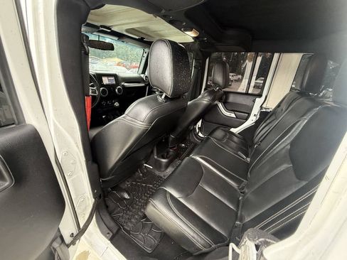 Used 2015 Jeep Wrangler Unlimited Rubicon AWD/4WD image 18