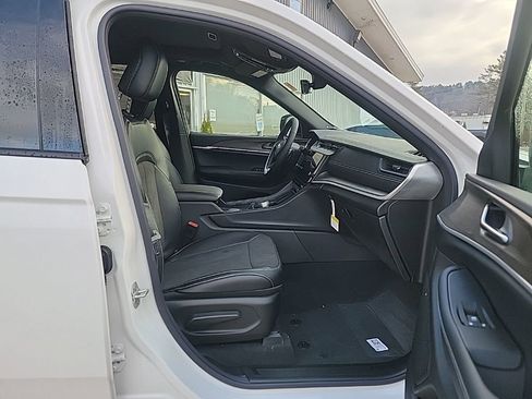 New 2026 Jeep Grand Cherokee Altitude image 10