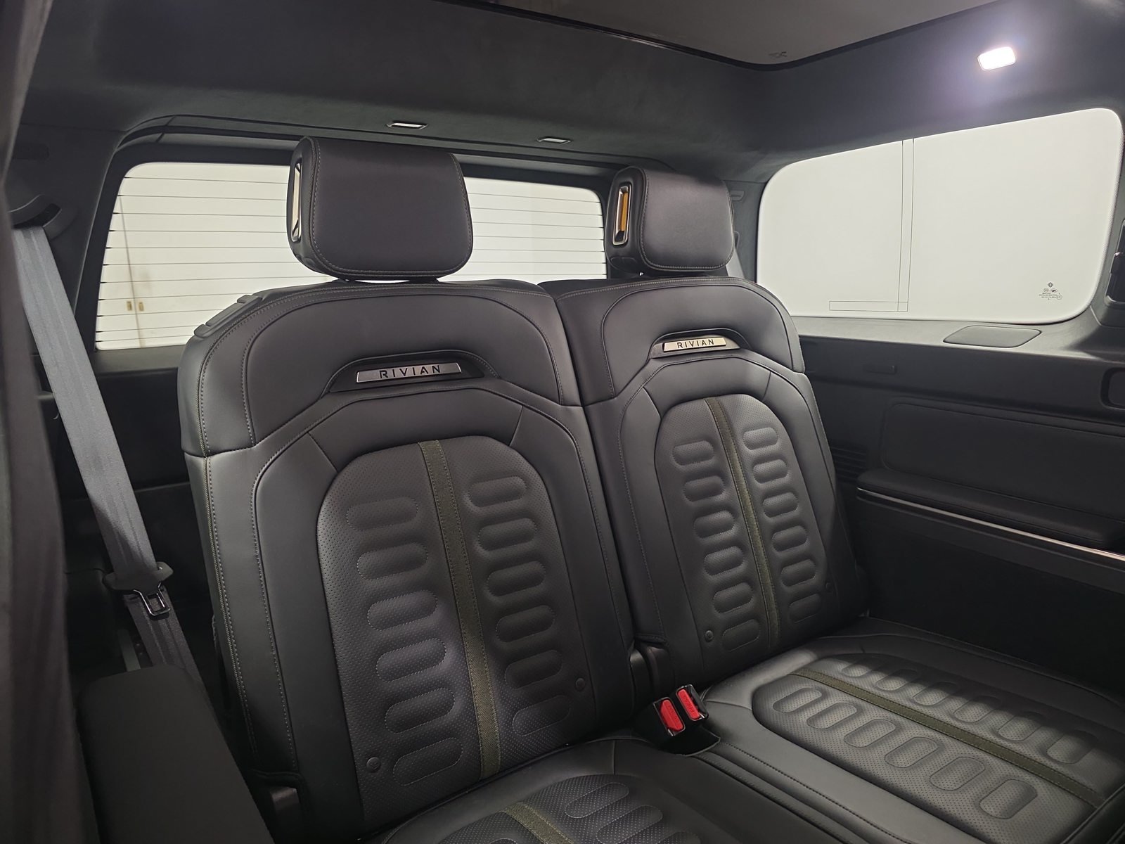 Used 2025 Rivian R1S Adventure Dual AWD/4WD image 25