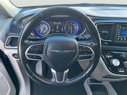 Used 2020 Chrysler Pacifica Touring-L image 15