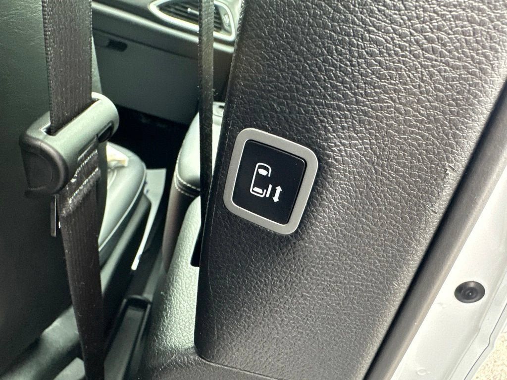 Used 2025 Chrysler Pacifica Select FWD image 12