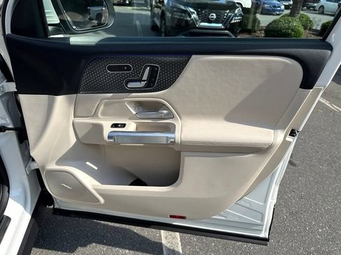 Used 2025 Mercedes-Benz GLB 250 4MATIC image 33