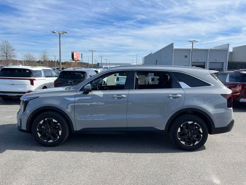 Used 2025 Kia Sorento S image 5