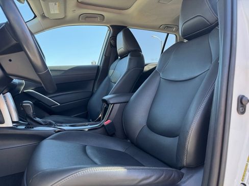 Used 2023 Toyota Corolla Cross XLE w/ Convenience Package image 16