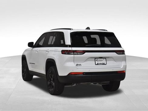 Used 2024 Jeep Grand Cherokee Altitude AWD/4WD image 7