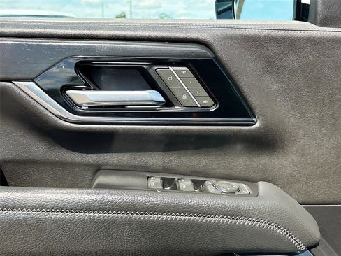 Used 2025 GMC Yukon Denali RWD image 18