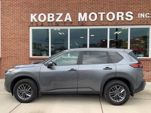 Used 2023 Nissan Rogue S image 2