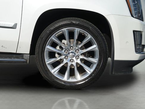 Used 2017 Cadillac Escalade Luxury RWD image 4