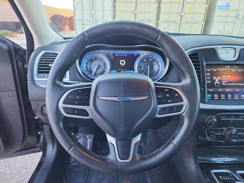 Used 2018 Chrysler 300 Touring image 10