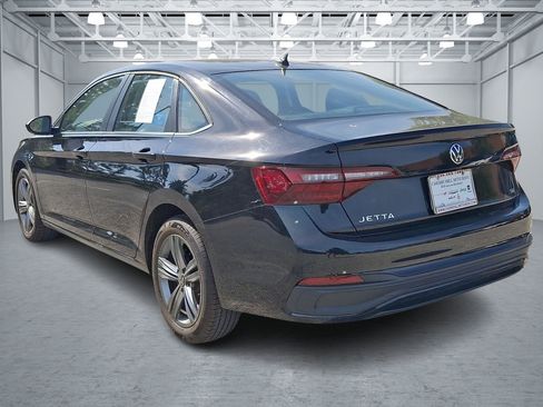 Used 2024 Volkswagen Jetta SE FWD image 3
